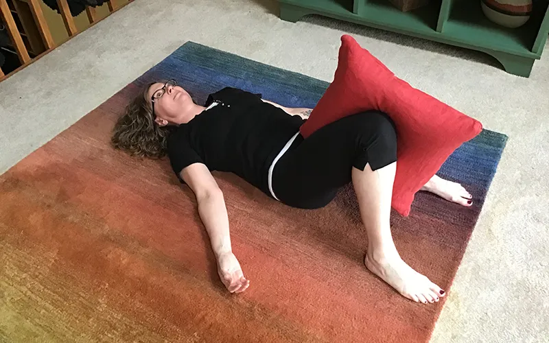 JA20_sacrum knee squeeze JA20_sacrum knee squeeze